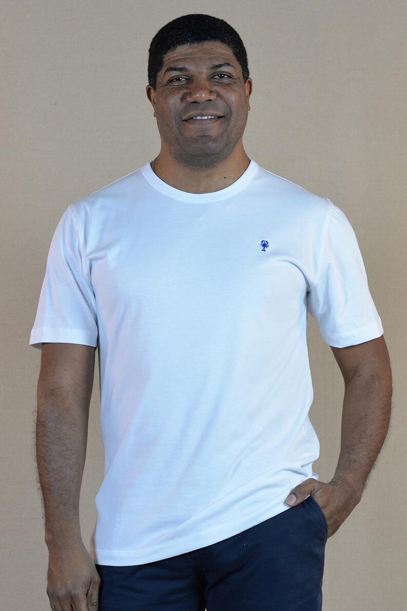 Homme de face portant un t-shirt en coton bio blanc.