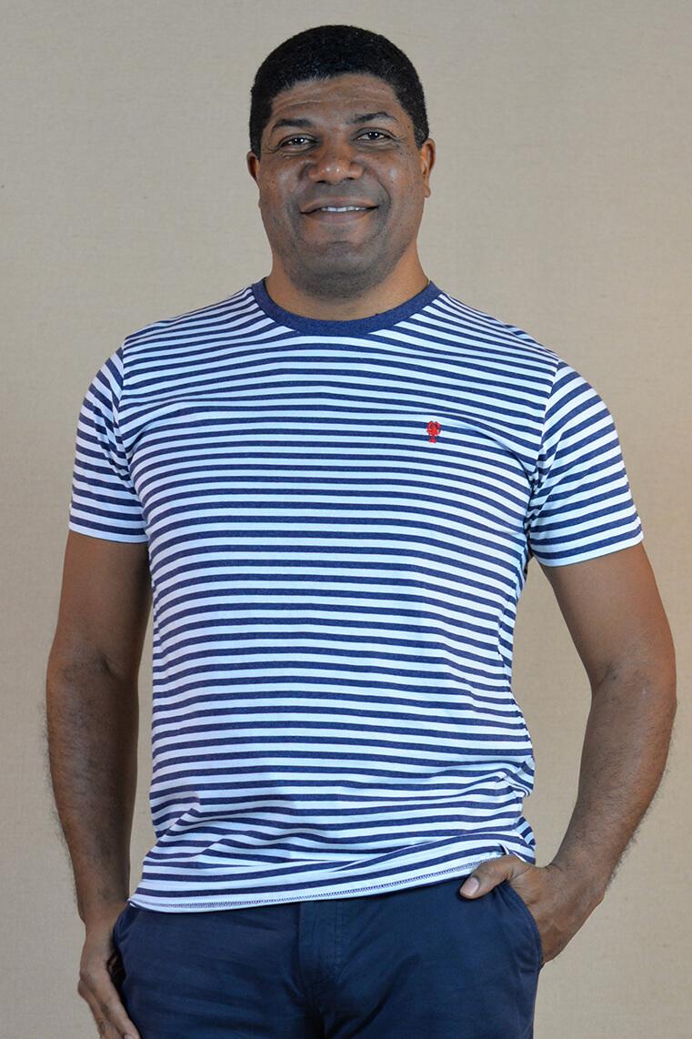 Homme de face portant un t-shirt marinière bleu et blanc brode d'un petit homard rouge.