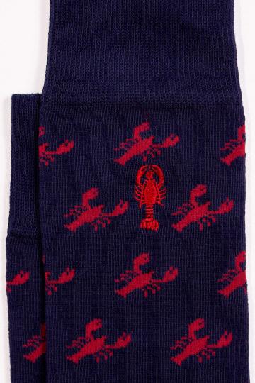 Zoom sur chaussettes bleu marine à motifs homards rouges avec broderie homard la 5eme homme.