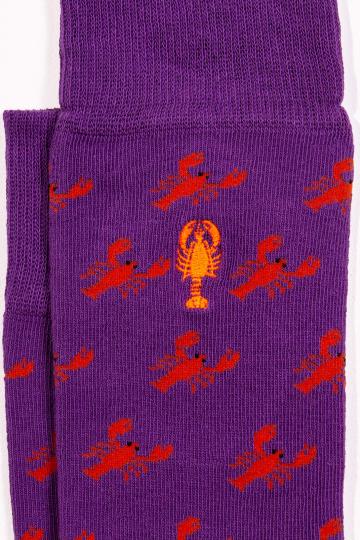 Zoom sur chaussettes violettes à motifs homards orange avec broderie homard la 5eme homme.
