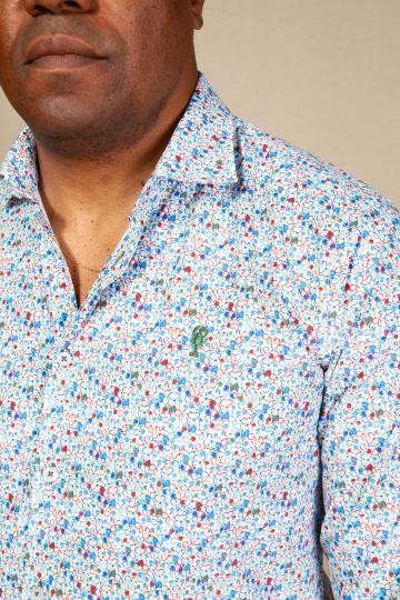 Zoom sur homme de profil portant une chemise à motifs floraux la 5ème homme
