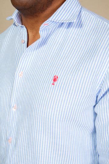 Zoom sur homme de face portant une chemise rayée en coton et lin