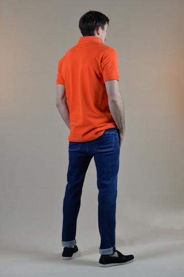 Homme de dos portant un jeans bleu brode d'un petit homard rouge et un polo col mao orange.