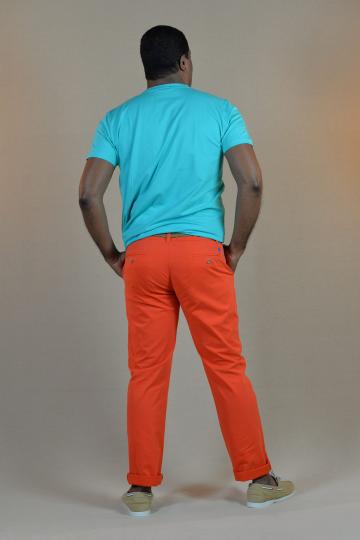 Homme de dos portant un tshirt turquoise avec petit homard orange et un chino orange.