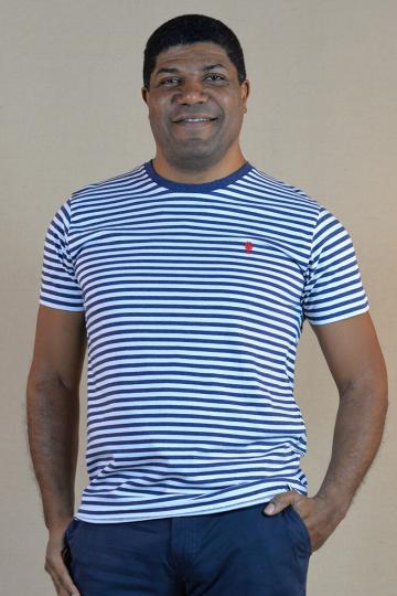 Homme de face portant un t-shirt marinière bleu et blanc brode d'un petit homard rouge.